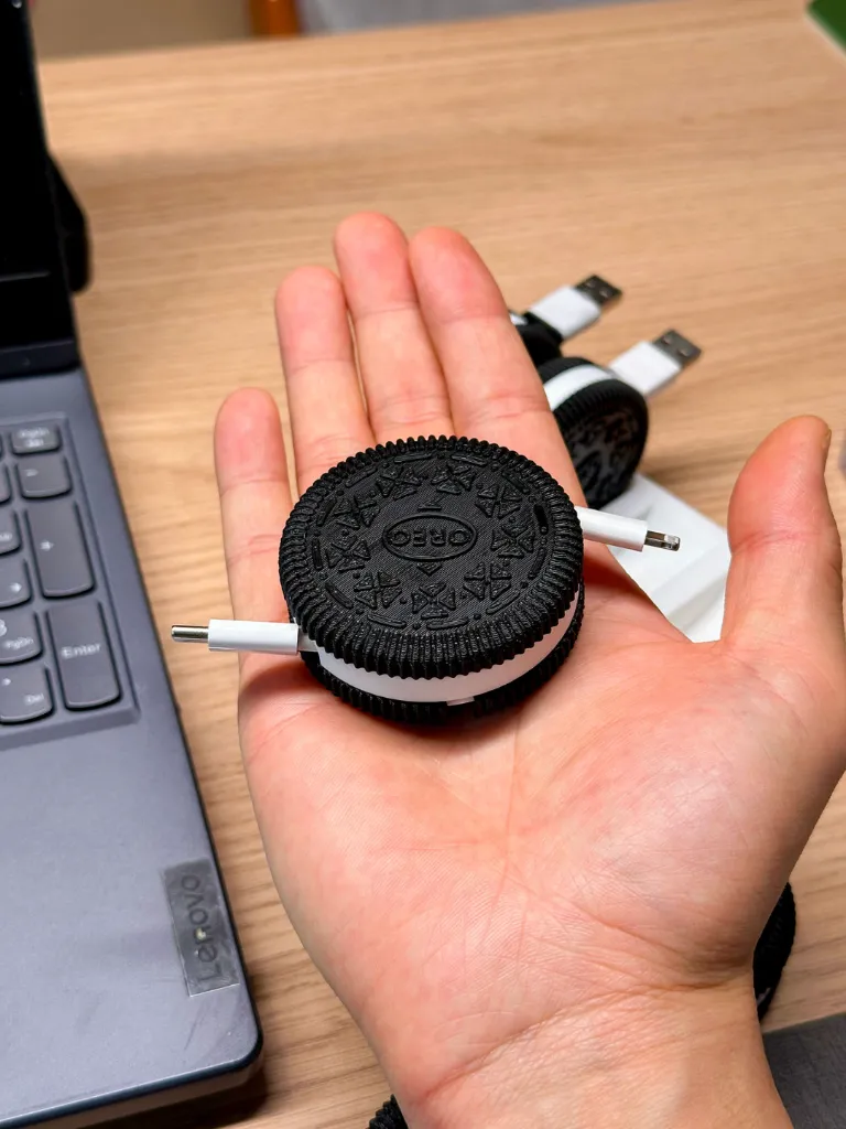 Rangement de câbles en forme de biscuit Oreo 2.webp