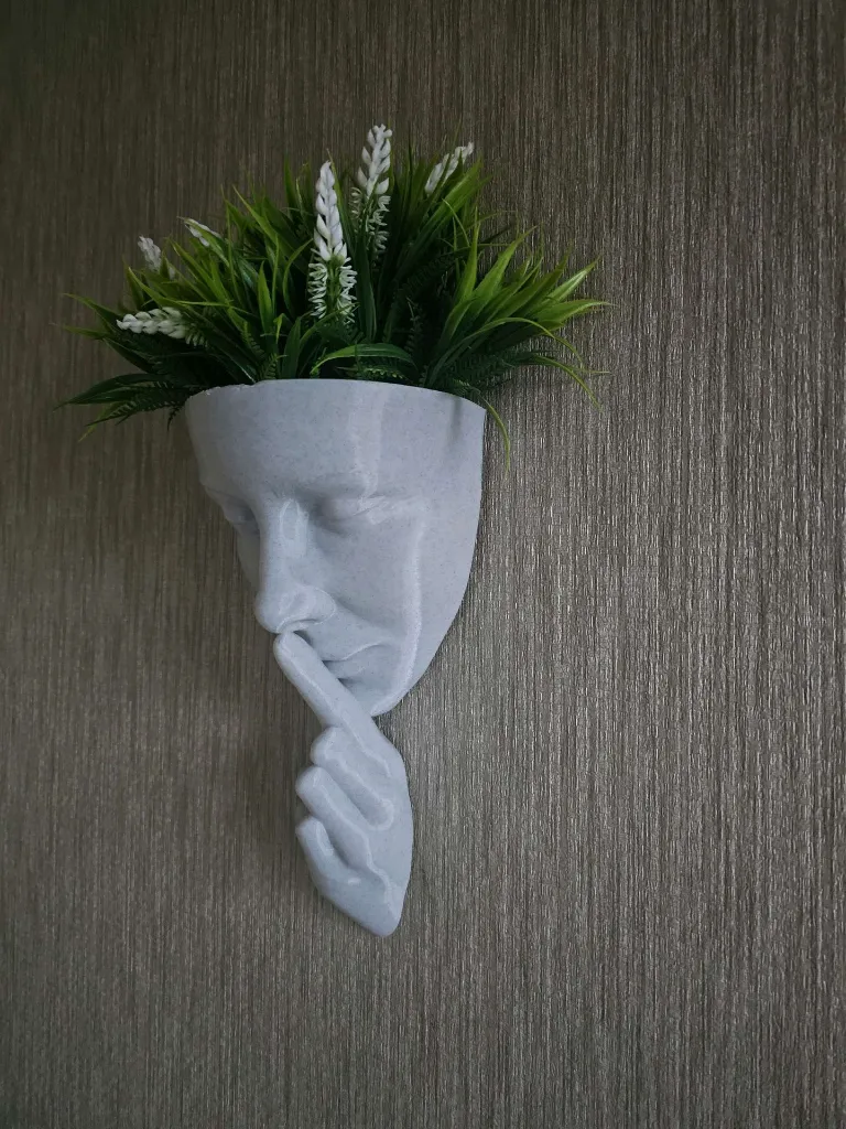 Jardinière murale en forme de femme 1.webp