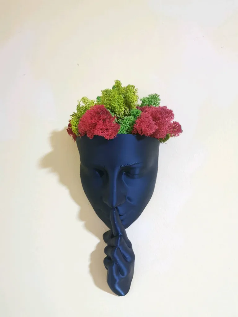 Jardinière murale en forme de femme 2.webp