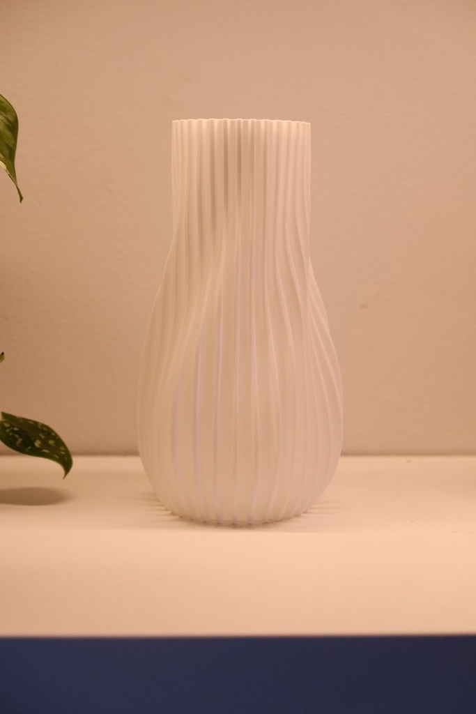 Vase sculptural nervuré moderne - 1