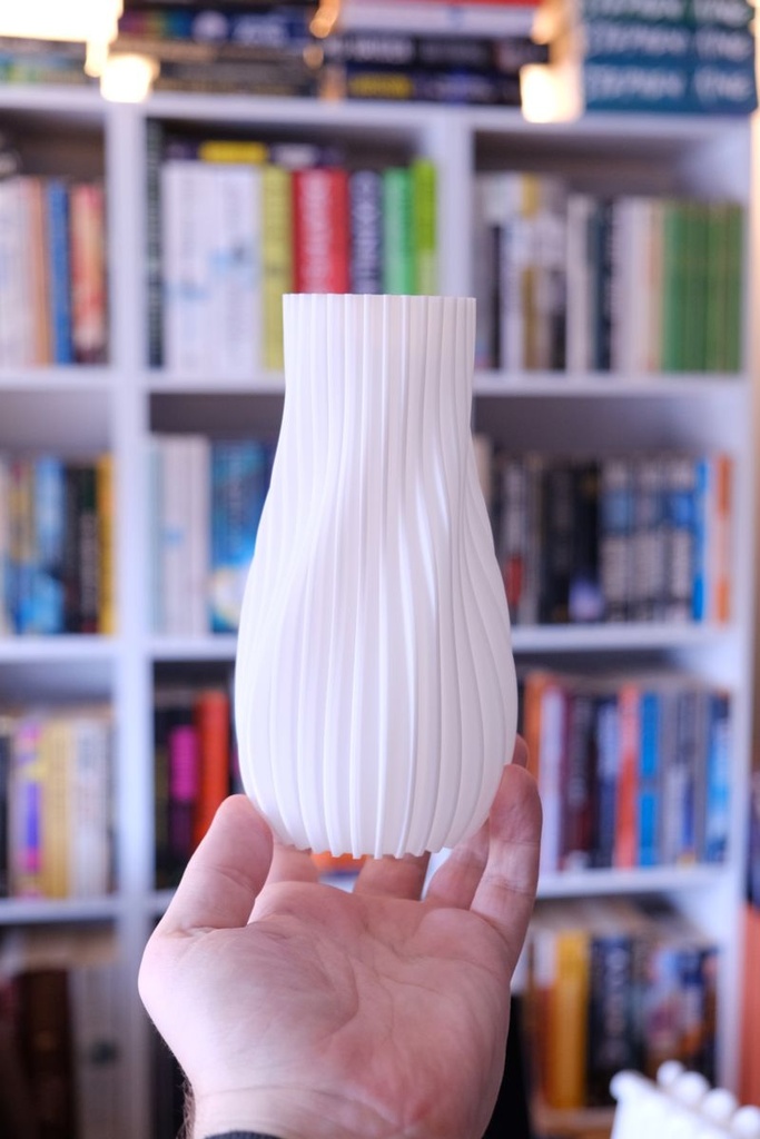 Vase sculptural nervuré moderne - 2
