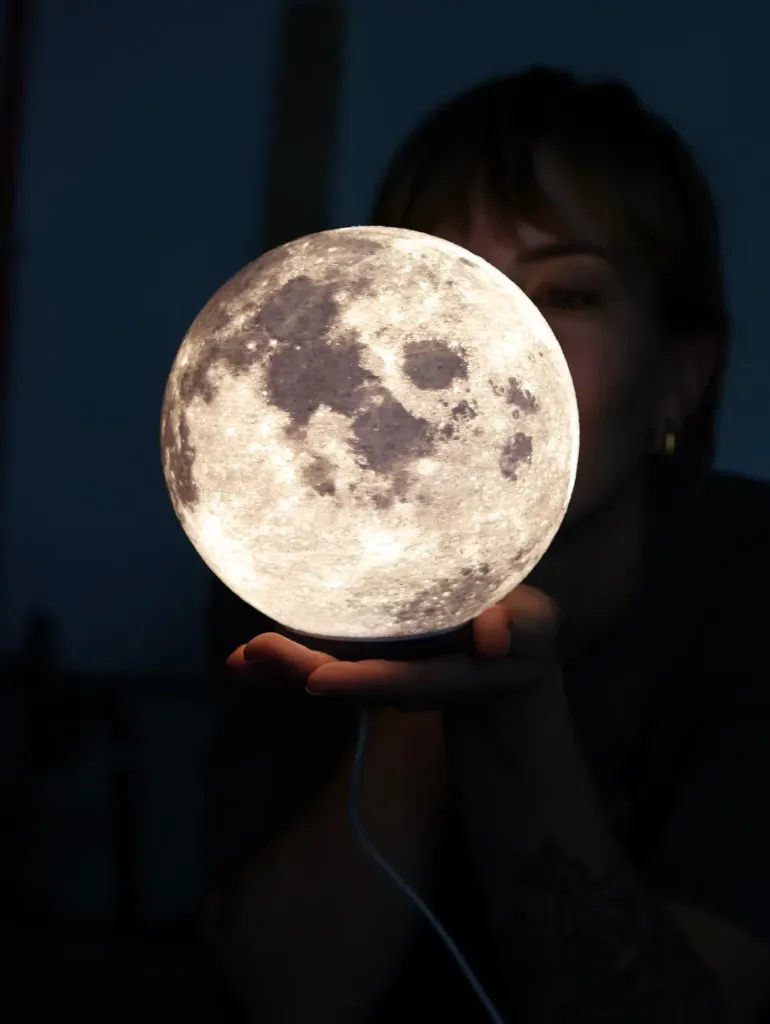 [SKU-LAMP-MOON-18] Lampe Lunaire "Séléné" – Un Morceau de Ciel Étoilé entre vos Mains