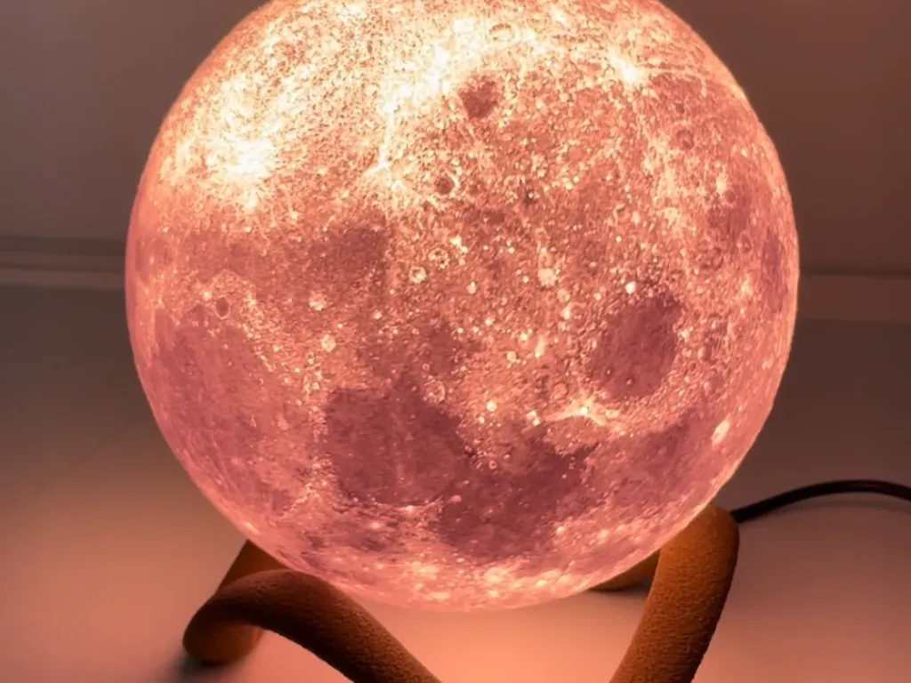 [SKU-LAMP-MOON-WAVE-FZ] Lampe "Zénith Lunaire" – Astre Lumineux sur Support Organique