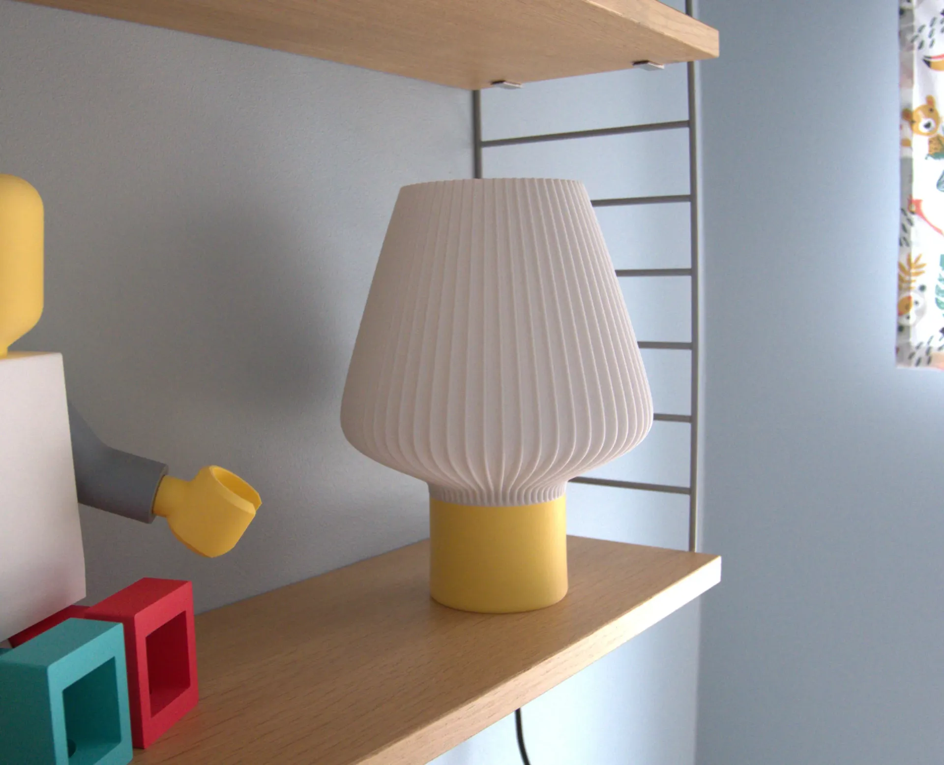 [SKU-LAMP-E27-001] Lampe de Table Champignon – Abat-jour Cannelé & Socle Jaune Soleil