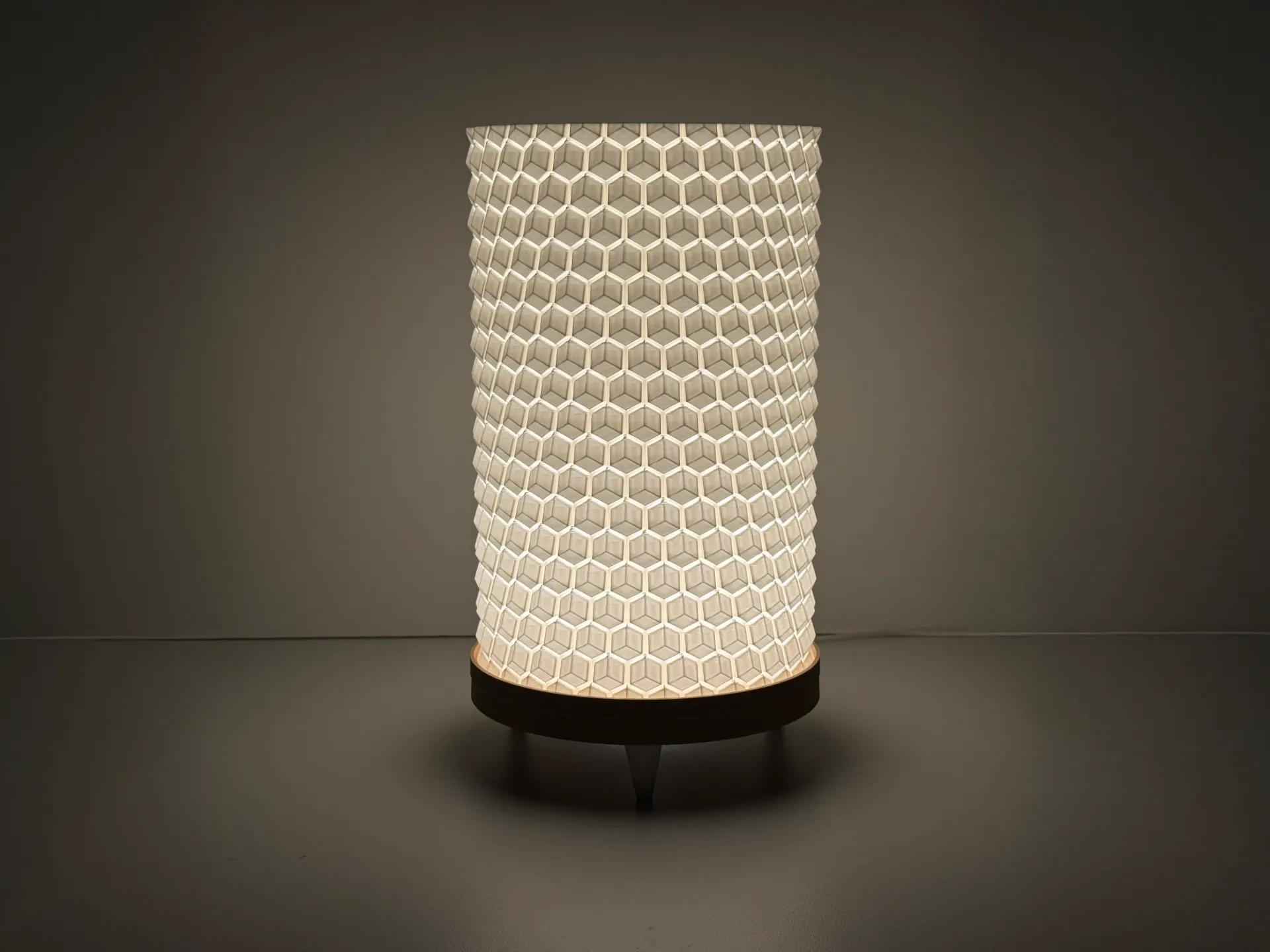 Lampe Nid d'Abeille – Abat-jour Géométrique Alvéolé sur Trépied